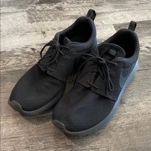 Nike Men’s Black Roshe Size 10